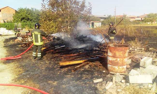 vigili fuoco legna prato