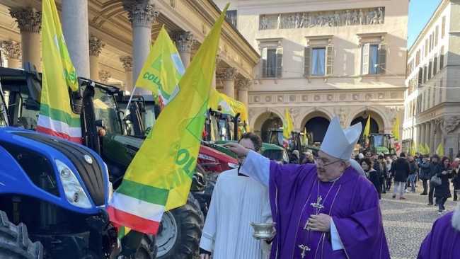 La benedizione dei trattori da parte di Monsignor Franco Giulio Brambilla