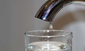 acqua rubinetto goccia