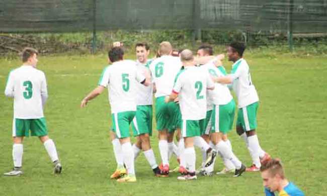 arona calcio squadra abbracci