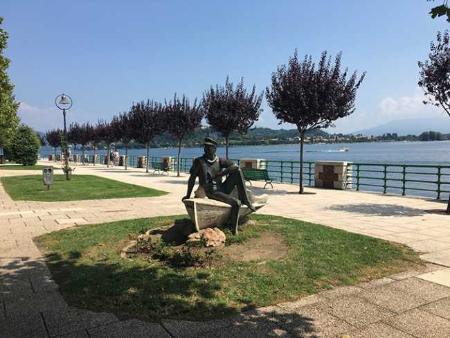 arona lungo lago statua