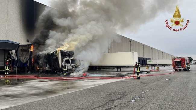 cameri incendio camion