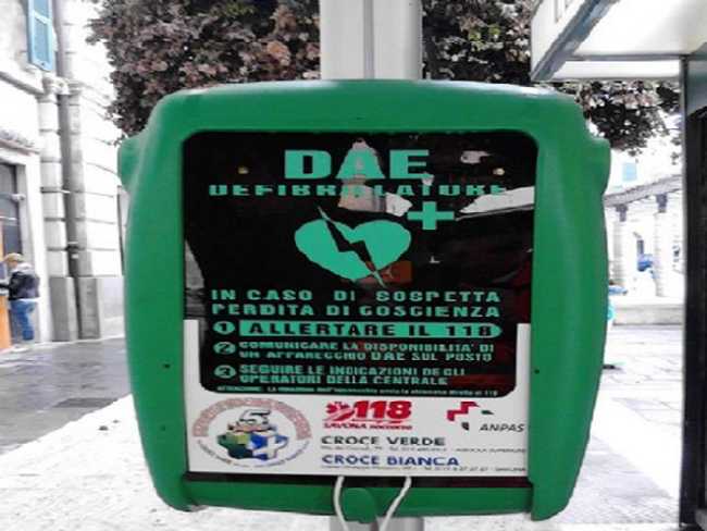 defibrillatore palo