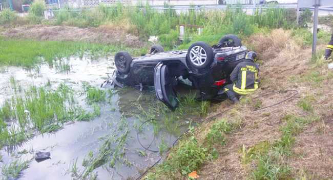 garbagnate auto cappottata risaia