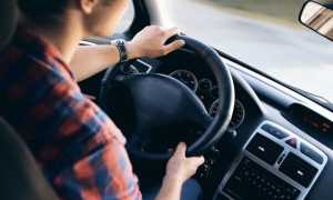 guidare volante uomo