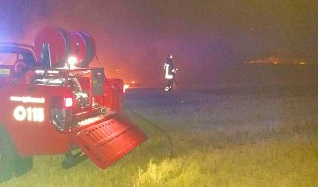 incendio sterpaglie notte vigili fuoco 17