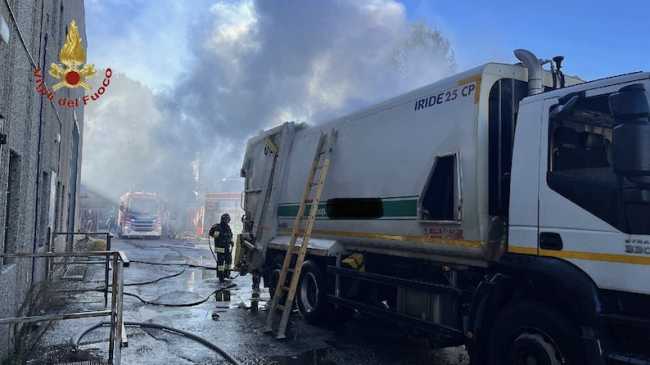 novara incendio camion compattatore