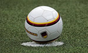 pallone centrocampo prato