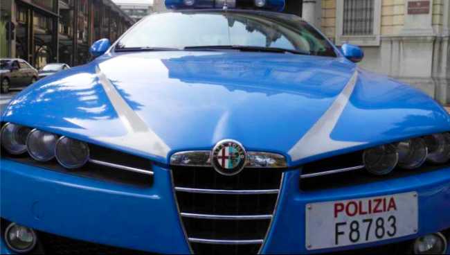 polizia auto fronte cofano