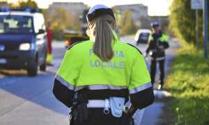 polizia locale spalle donna