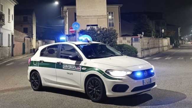 polizia locale trecate auto notte