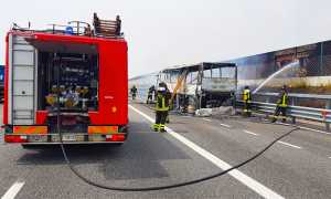 pullman bruciato autostrada