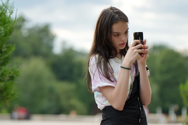 ragazza telefono