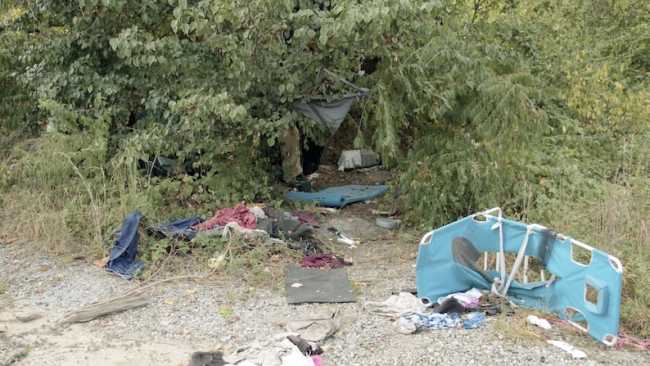 rifiuti abbandonati foto archivio