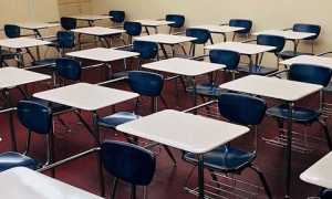 scuola aula banchi
