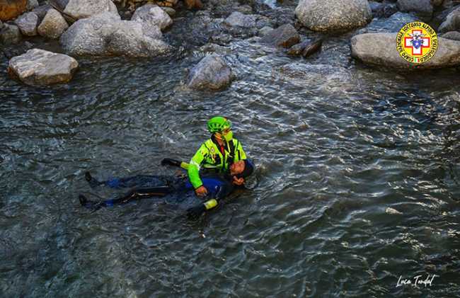 soccorso uomo acqua