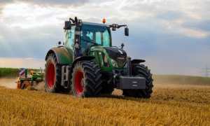 trattore campo agricoltura