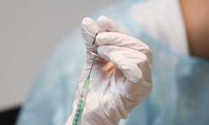 vaccinazione mano siringa