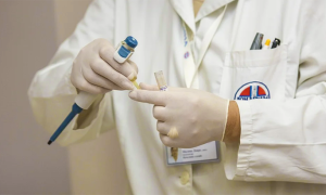 virus medico provetta mani