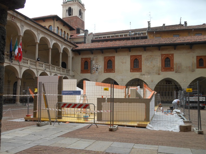 Novara: lavori per la costruzione del labirinto, simbolo di Novararchitettura 2017