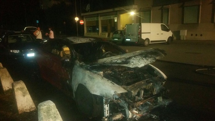 Novara: auto in fiamme in via Sant'Adalgiso