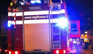 camion vigili fuoco notte dietro