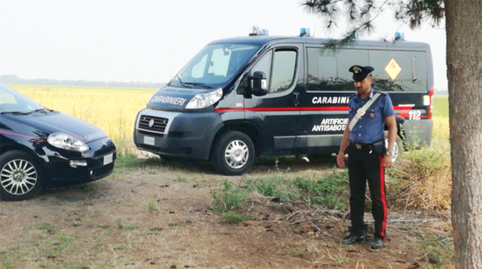 Una granata trovata nel cortile di una casa , intervento degli artificieri