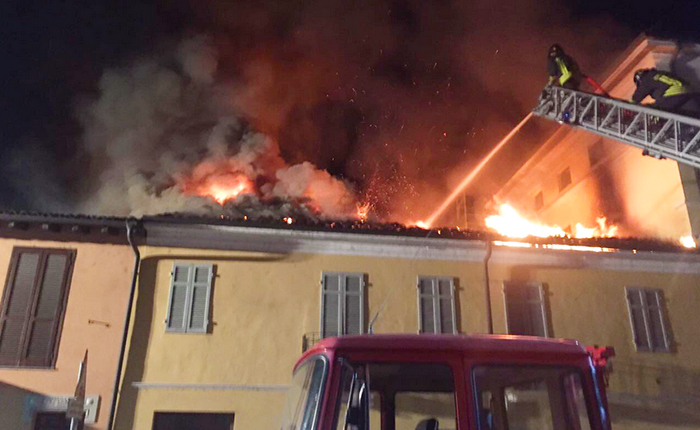  Brucia nella notte il tetto di una casa a Casalbeltrame 