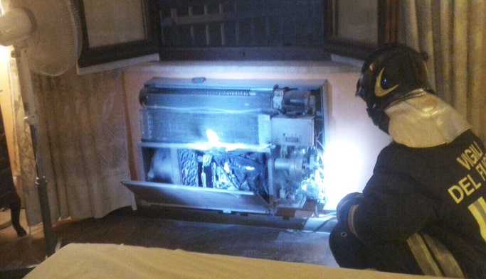Si incendia un climatizzatore a Suno. Tanto spavento ma nessun danno alle persone