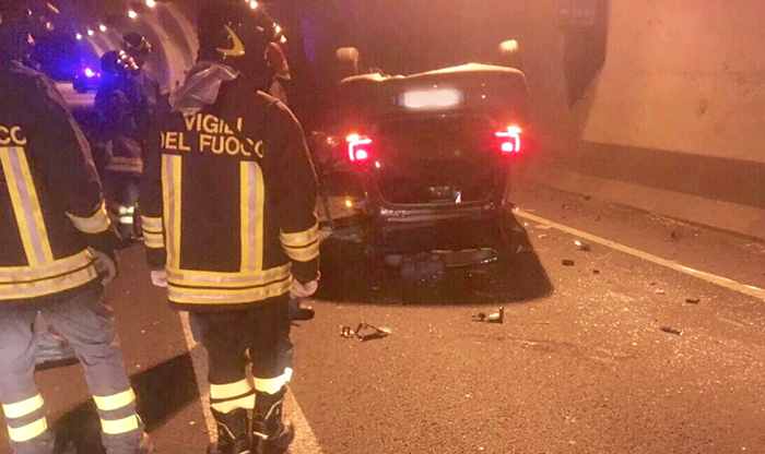 Incidente in galleria a Grignasco, auto cappottata