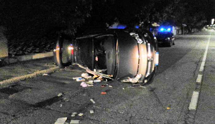 Incidente nella notte: tampona un'auto posteggiata e si cappotta