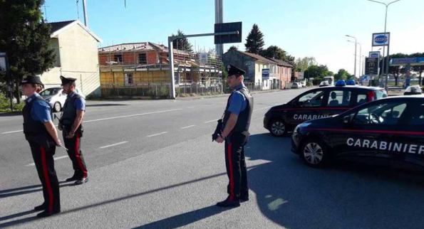 carabinieri posto blocco controlli auto militari mitra