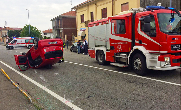 Auto cappottata, conducente estratto dalle lamiere e portato al Dea