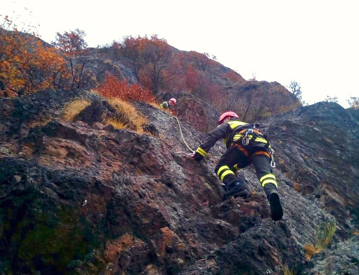 Esercitazione dei vigili del fuoco in ambiente impervio. Fotogallery