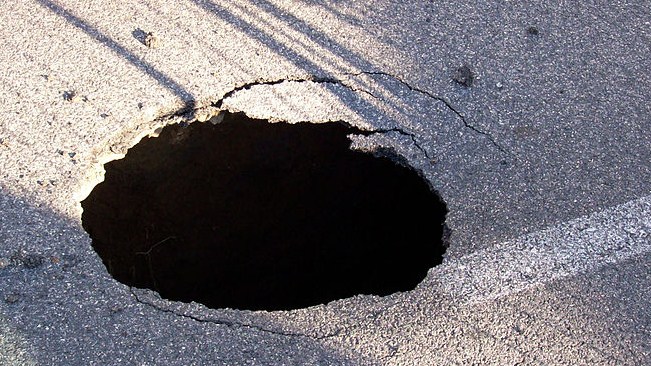 Si rompe tubo dell'acqua e provoca una voragine: quattro auto danneggiate