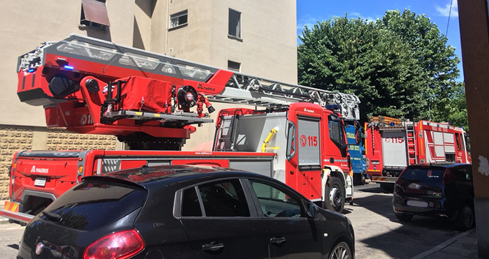 Signora chiusa in casa con principio d'incendio. I Vigili del fuoco la salvano