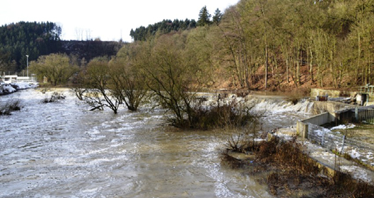 fiume piena foto