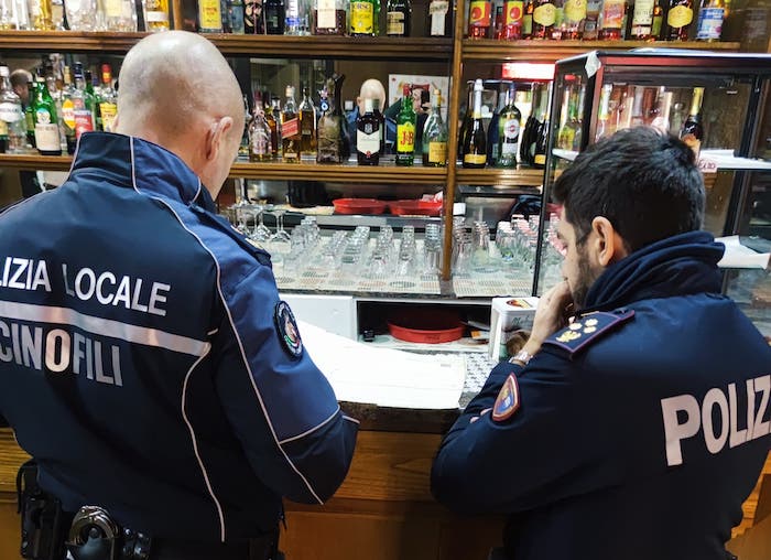 Un arresto e 5 deferimenti per ubriachezza molesta: i controlli della Polizia