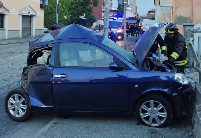 Perde il controllo del furgone e si schianta contro un'auto posteggiata