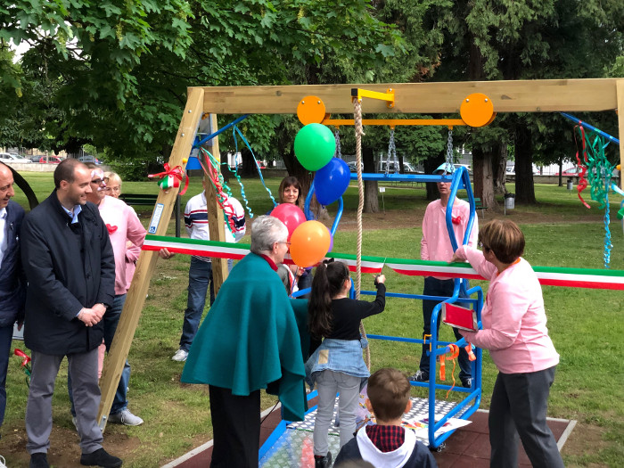 Trecate: inaugurata l'altalena del sorriso per bimbi disabili