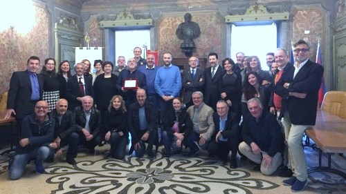 Trecate, targa all'Amadeus Kammerchor per la presenza al Gp di F1 di Monza