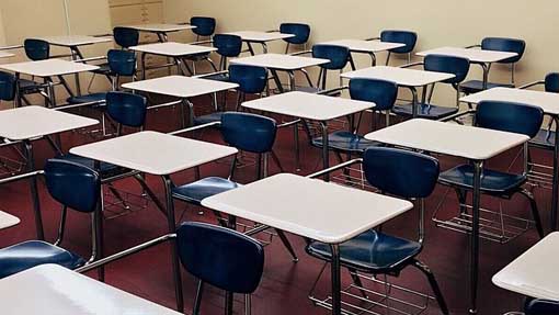scuola aula banchi