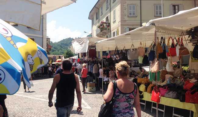 mercato abbigliamento