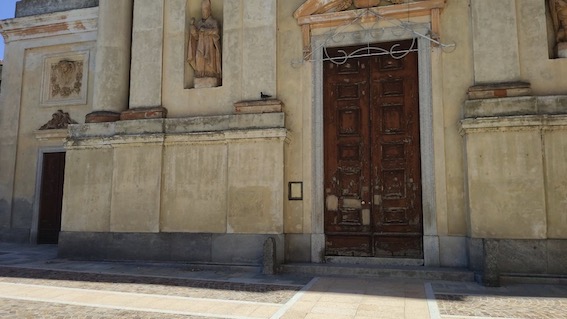 casalvolone portone chiesa restauri