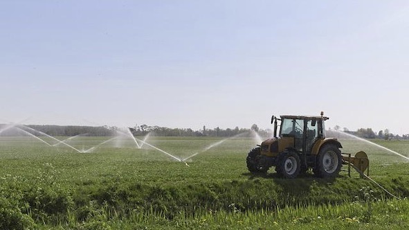 irrigazione campo trattore