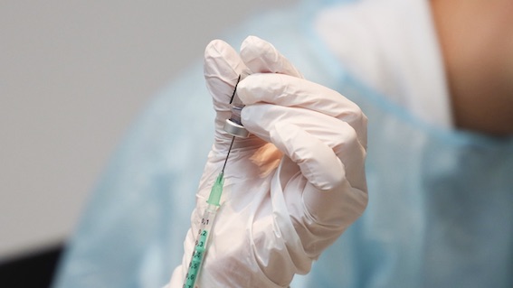 vaccinazione mano siringa