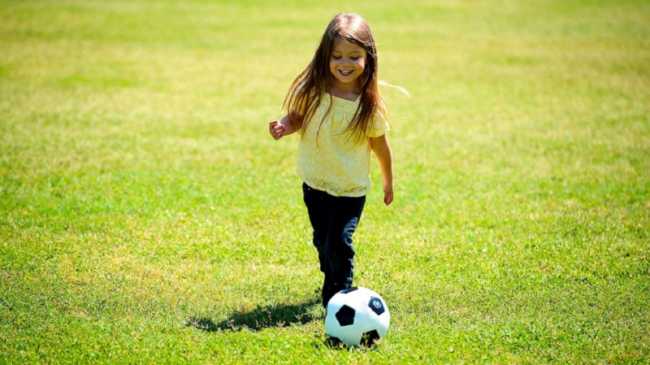 bambina pallone