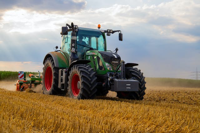trattore campo agricoltura