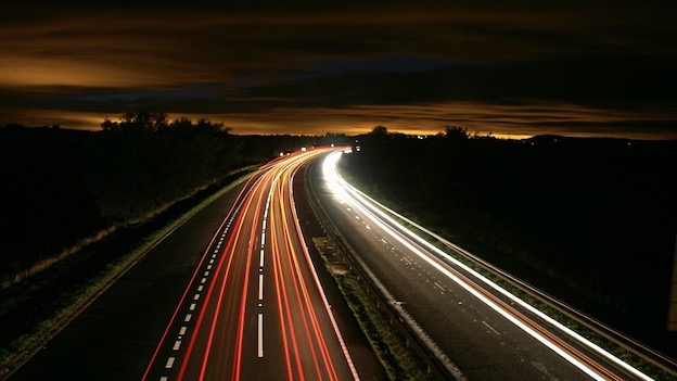 autostrada notturna luci