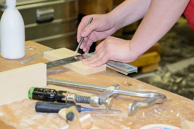 Artigiano lavoro falegname mani